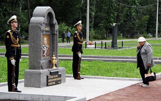 В память об экипаже АПЛ «Курск» на Серафимовском кладбище Санкт-Петербурга освящен поклонный киот