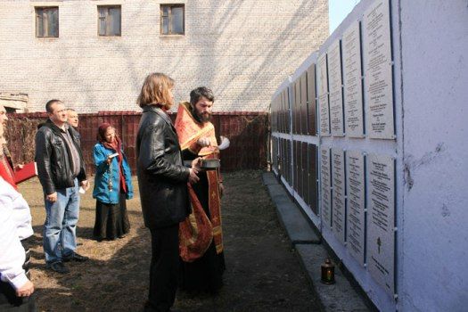 Освящены памятные доски с именами клириков, погребенных на Митрофаниевском кладбище Санкт-Петербурга
