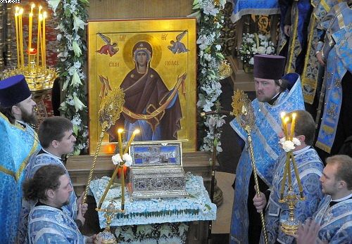 Санкт-Петербург первым принял прибывший в Россию с Афона пояс Пресвятой Богородицы