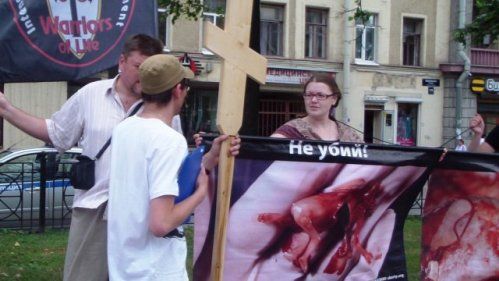 Противники абортов пикетировали петербургский Лечебно-инновационный центр
